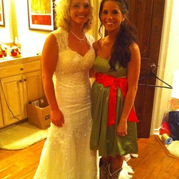 Beautiful beaded & lace wedding dress - Picture 3 of 7